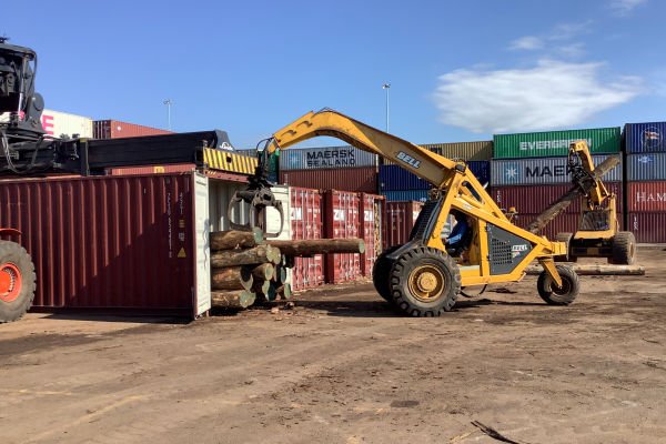 Dynamic Weigh Systems installs a HelperX SOLAS system for a log loading operation